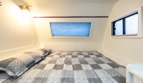 Basic Room, 1 Bedroom (luxury caravan purple)