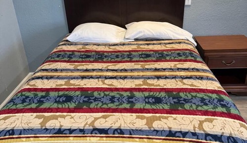 Basic Room, 1 Queen Bed, Smoking