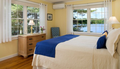 Winter Harbor Suite, 2nd Floor, Accessible, Jetted Spa Tub, Dog Friendly