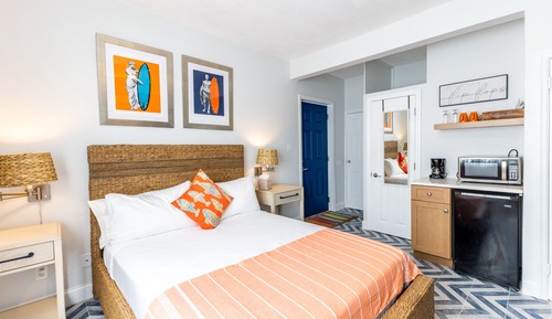 Deluxe Double Room, 1 Queen Bed, Refrigerator & Microwave (Beachrear)