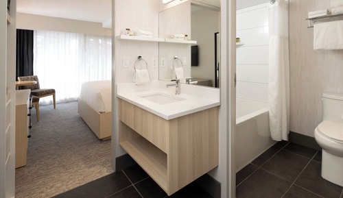 Superior Room (1 Queen bed with bath)