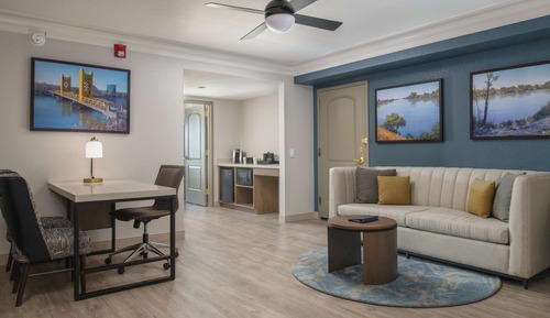 Suite, 1 King Bed, Accessible, Bathtub (2 Room Governor Corner Suite)