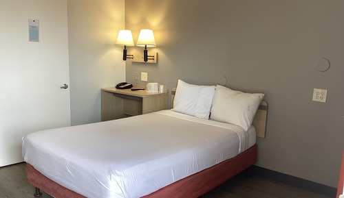Deluxe Room, 1 Queen Bed, Non Smoking, Refrigerator & Microwave