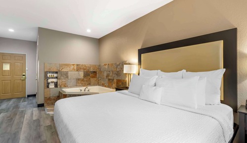 Standard Room, 1 King Bed, Non Smoking, Hot Tub