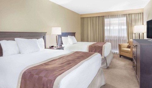 Room, 2 Queen Beds, Non Smoking (Pool Walkout, Main Floor)