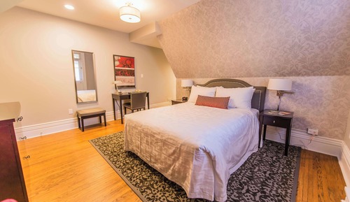 Standard Room, 1 Queen Bed, Balcony, Courtyard Area