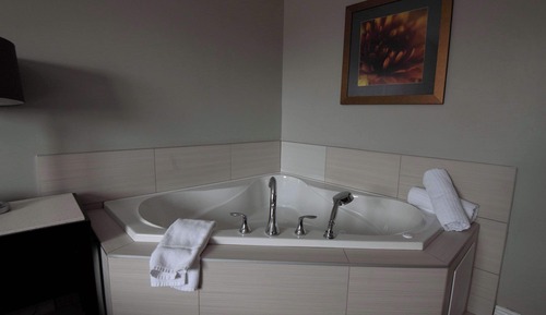 Standard Room, 1 King Bed, Non Smoking, Jetted Tub (1st Floor)