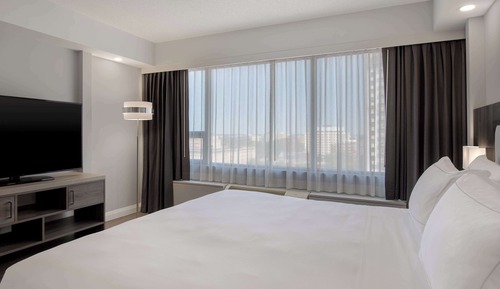 Room, 1 King Bed, Kitchen