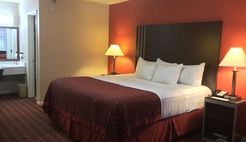 Room, 1 King Bed, Accessible, Non Smoking (Mobility/Hearing, Roll-In Shower)