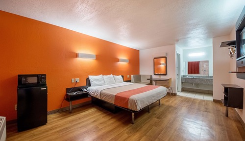 Standard Room, 1 King Bed, Accessible, Non Smoking