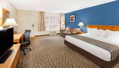 Standard Room, 1 King Bed, Courtyard View