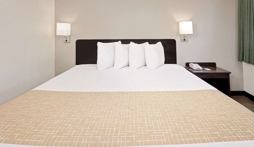 Standard Room, 1 King Bed