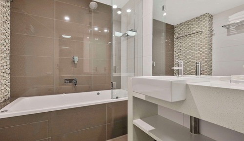 Deluxe Queen Spa Suite