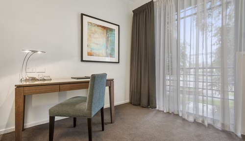 Deluxe Queen Suite