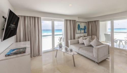 Royale Governor Suite Ocean Front - King Size Bed