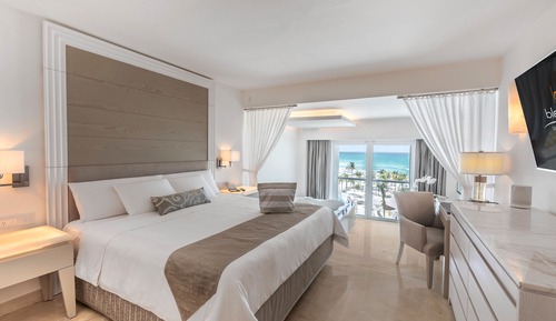 Royale Honeymoon Suite Oceanfront - King Size Bed