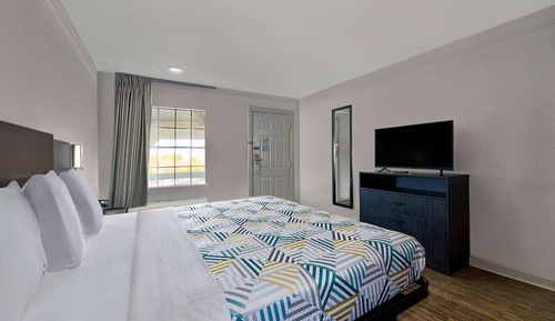 Standard Room, 1 King Bed, Accessible, Non Smoking