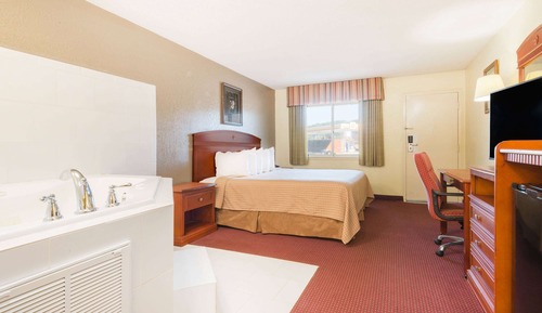 Deluxe Room, 1 King Bed, Smoking, Jetted Tub