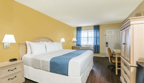 Standard Room, 1 King Bed