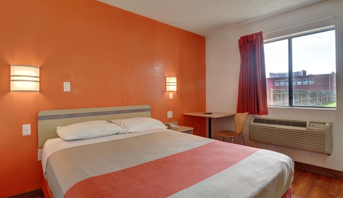 Deluxe Room, 1 Queen Bed, Non Smoking, Refrigerator & Microwave