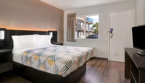 Standard Room, 1 Queen Bed, Accessible, Non Smoking