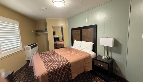 Room, 1 Queen Bed, Non Smoking   ( No A/C)