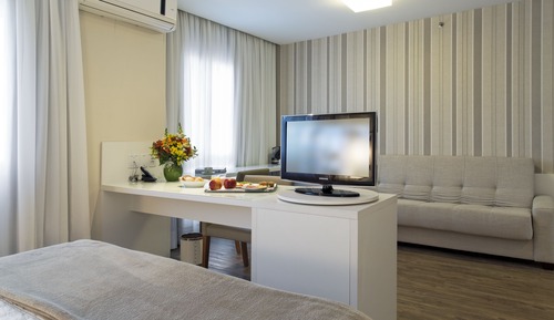 Luxo Superior Casal - 1 Cama Queen e 1 Sofá Cama