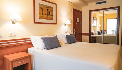 Room (single parent 1 adult + 2 children)