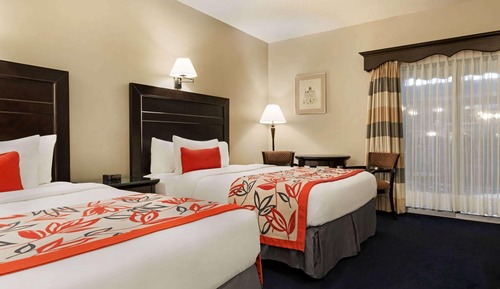 Room, 2 Queen Beds, Non Smoking, Balcony (Interior Courtyard, Pet-friendly)