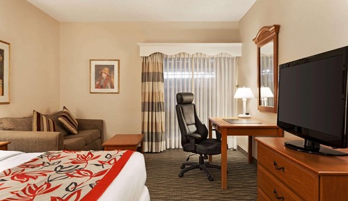 Business Room, 1 King Bed, Non Smoking, Balcony (Interior Courtyard, Stair Access Only)