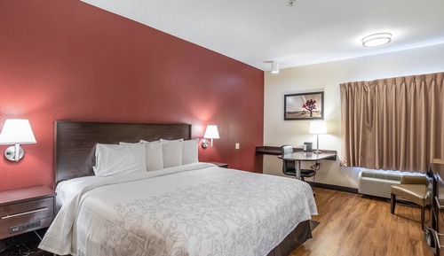 Business Room, 1 King Bed, Accessible (Roll-In Shower, Smoke Free)