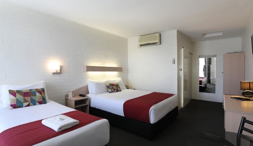 Room, Non Smoking, Poolside (Twin)