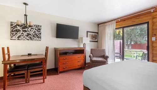 Studio, 1 King Bed, Refrigerator & Microwave (Efficiency)