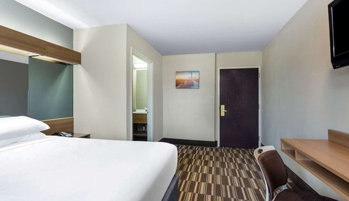Standard Room, 1 Queen Bed, Accessible
