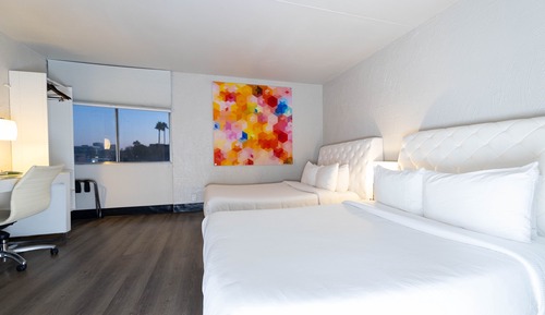 Deluxe 2 Queen Room