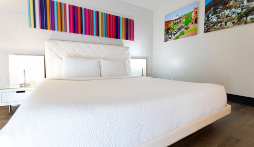 Deluxe King Room w/ Poolside View