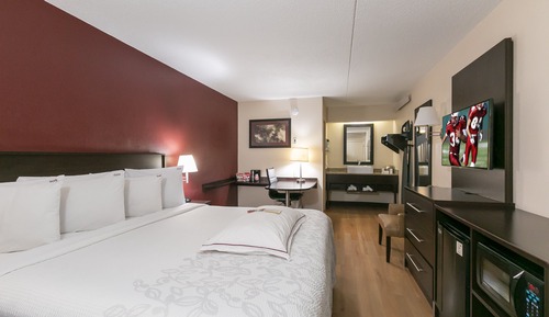 Premium Room, 1 King Bed (Upgraded Bedding & Snack, Smoke Free)