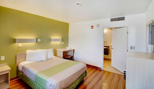 Deluxe Room, 1 Queen Bed, Non Smoking, Refrigerator & Microwave