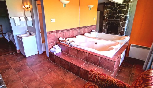 Superior Room, 1 Queen Bed, Kitchenette, Mountain View (Hot Tub & Fireplace)