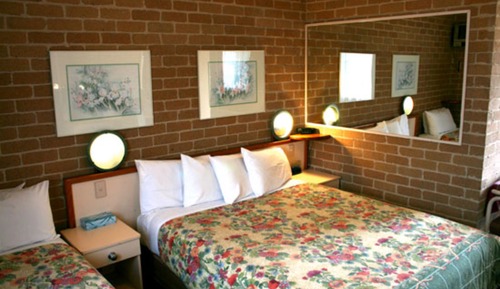 Deluxe Queen and Single Room