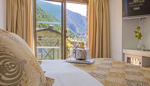 Junior Suite, 1 Double Bed with Sofa bed, Jetted Tub, Valley View