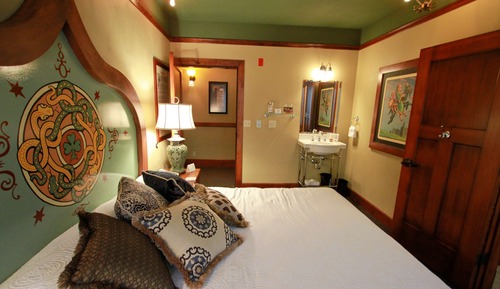 Room, 1 King Bed (English Wing)