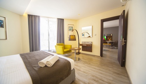 Deluxe Suite, 1 King Bed, Smoking, Pool View