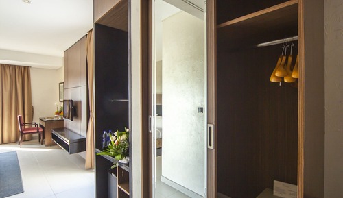 Superior Room, 1 Queen Bed, Smoking, Pool View