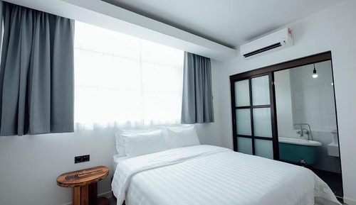 Deluxe Queen Bathtub Suite