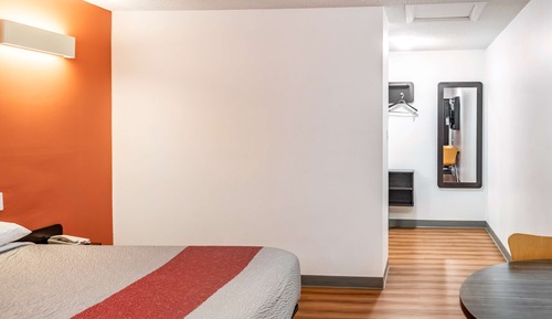 Deluxe Room, 1 King Bed, Non Smoking, Refrigerator & Microwave