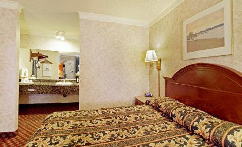 King Suite - Non-Smoking