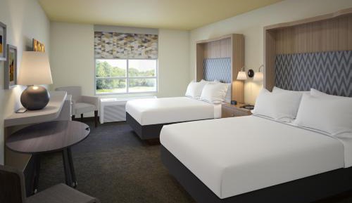 Standard Queen Room with Two Queen Beds and Mobility Accessible Tub