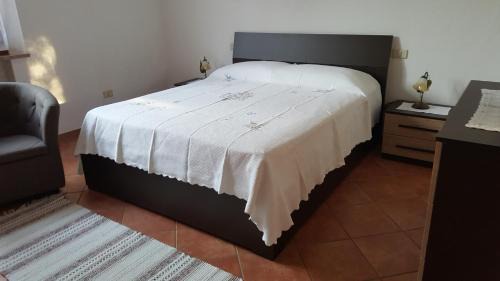 Large Double Room with Shared Bathroom