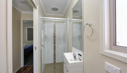 Deluxe 2 Bedroom Cabin - Sleeps 6